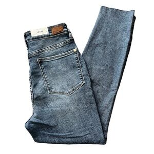 Judy Blue JB88259 High Rise Relaxed Fit Raw Hem Jeans in Medium Wash